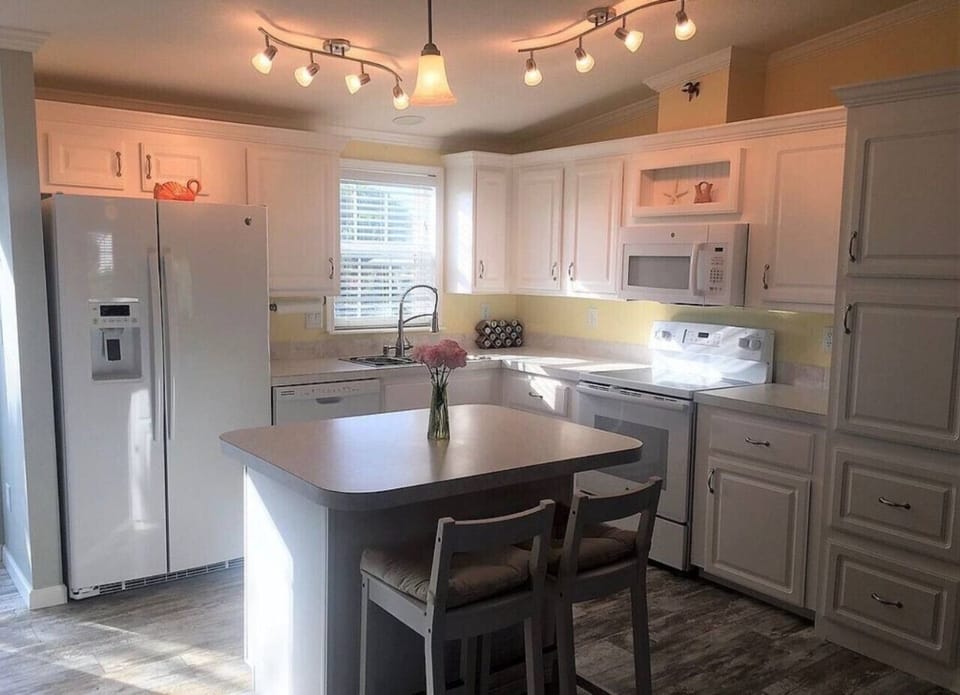 Kitchen with island/bar