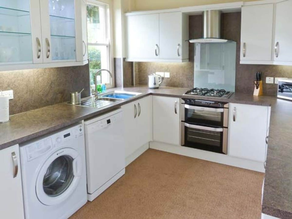 Fridge, microwave, dishwasher, cookware/dishes/utensils