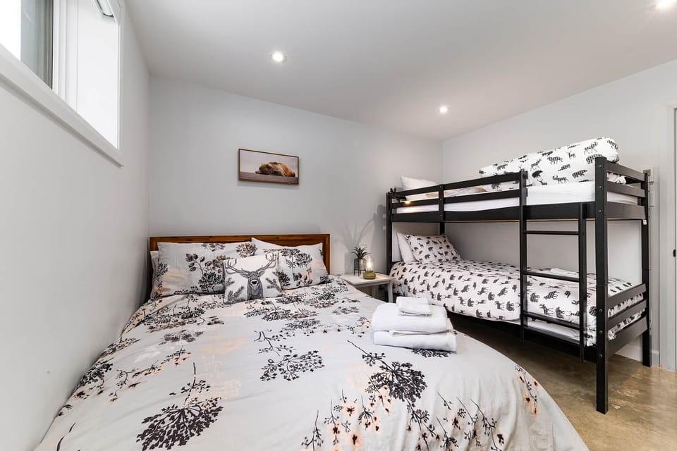 Guest room (queen bed and two single bunk beds)