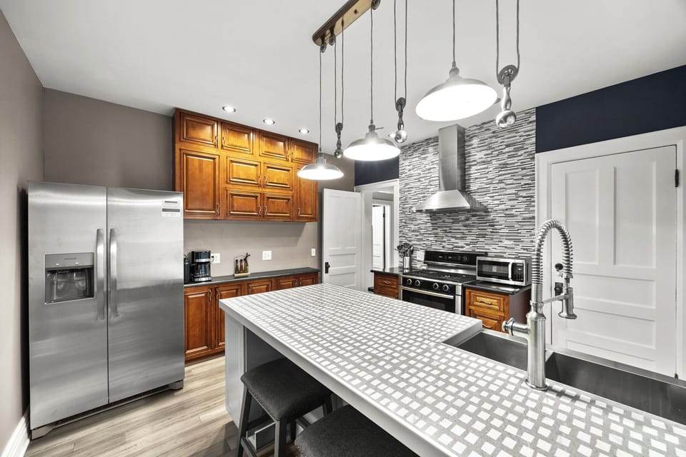 Full Kitchen and Island
