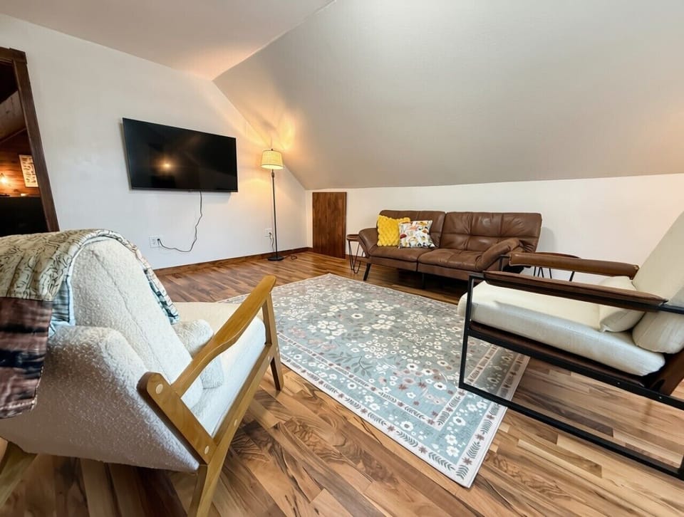BayCity_LivingRoom_SmartTV