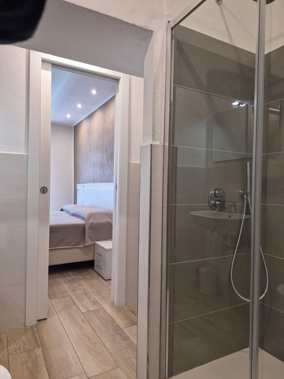 Deluxe Double or Twin Room, Balcony | Bathroom | Shower, hair dryer, towels, soap