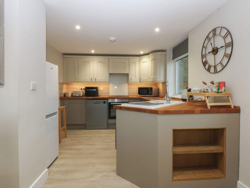 Cottage | Private kitchen | Dishwasher, cookware/dishes/utensils
