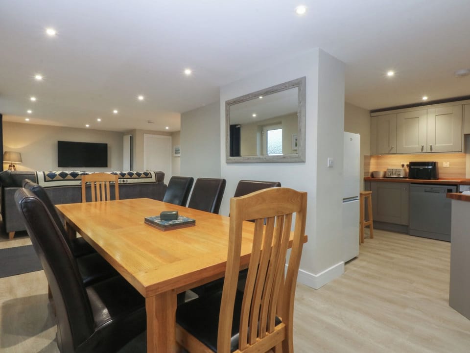 Cottage | Dining