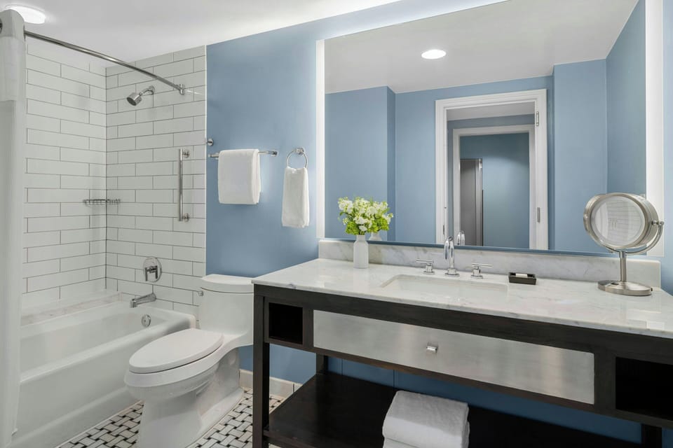 Combined shower/tub, free toiletries, hair dryer, towels