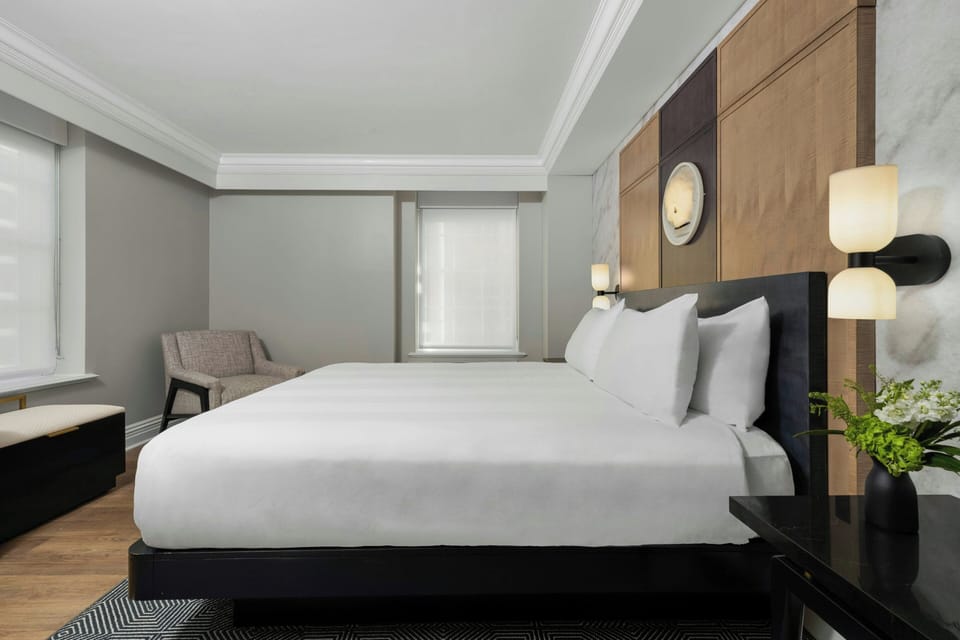 Executive Suite, 1 King Bed with Sofa bed | In-room safe, desk, iron/ironing board, bed sheets