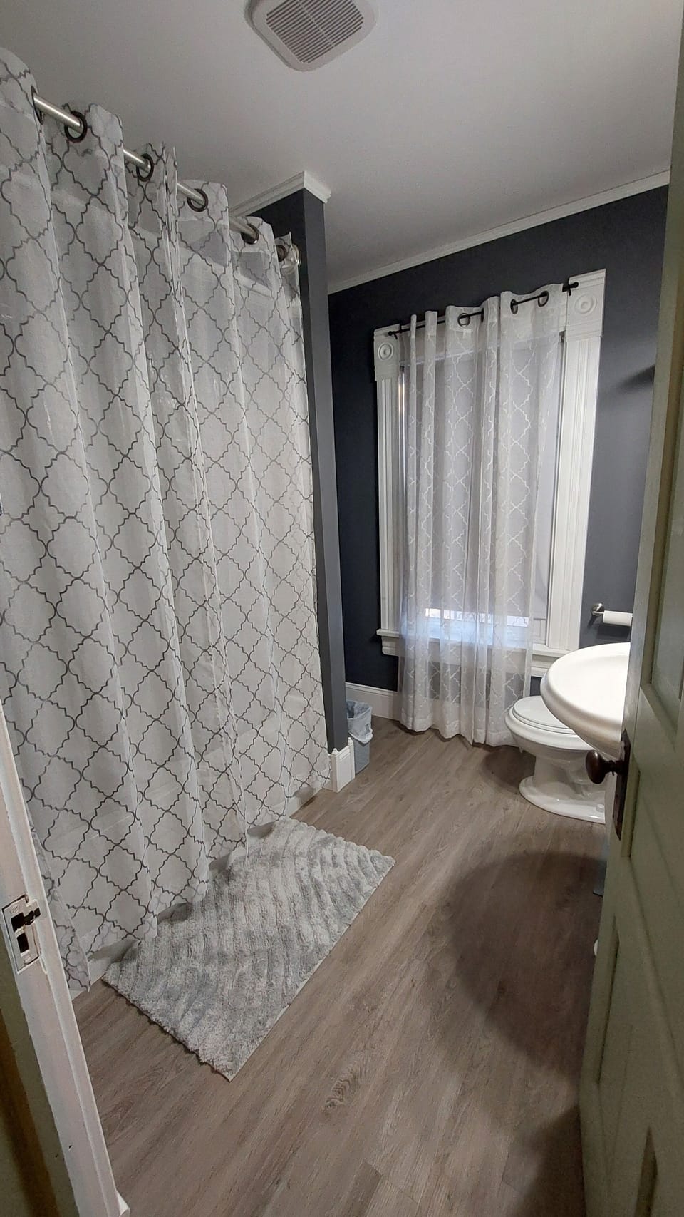 Upstairs Bathroom with Tub