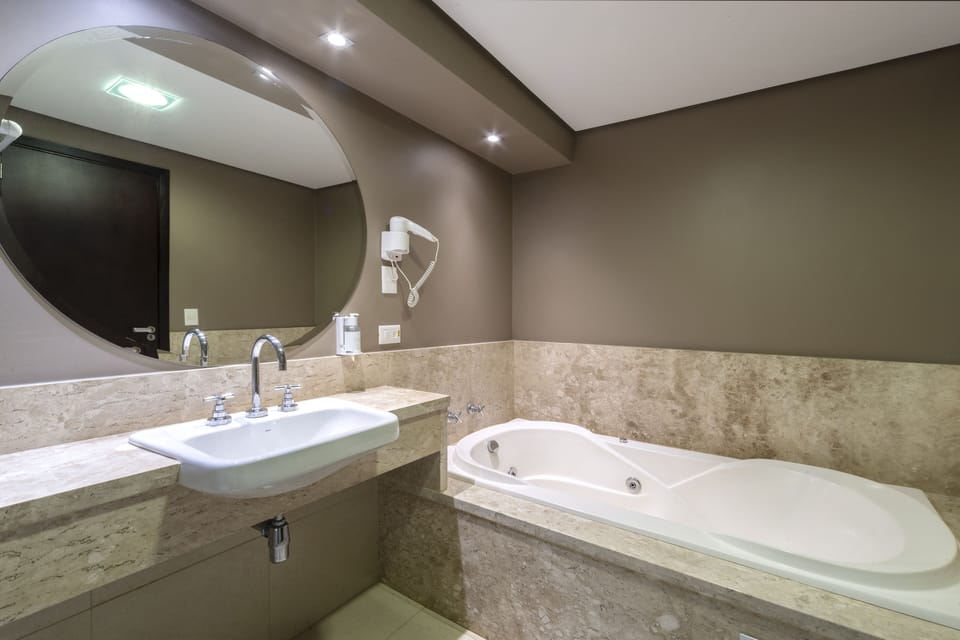 Superior Suite | Bathroom | Free toiletries, hair dryer, towels