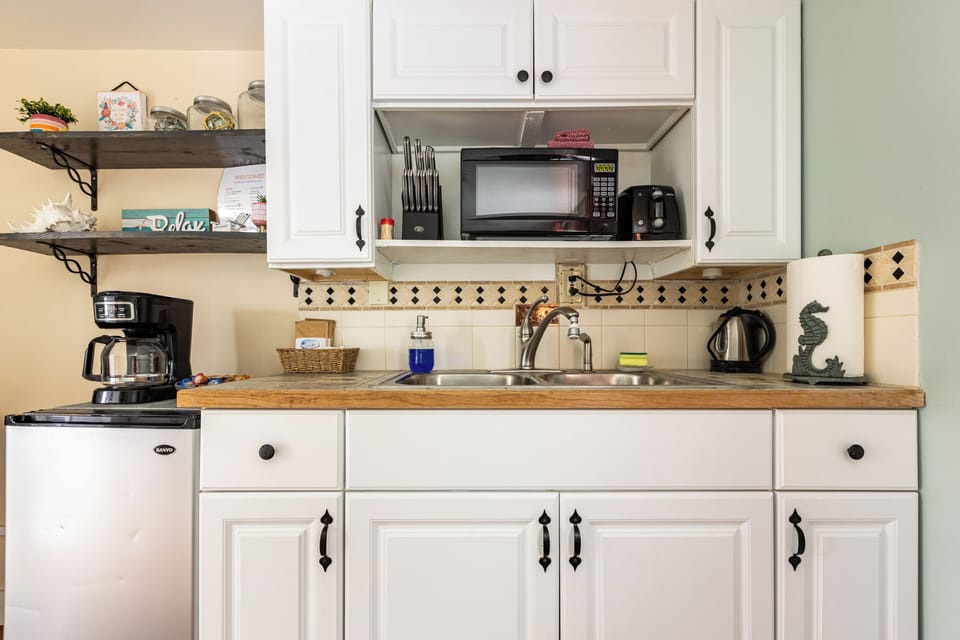 Economy Studio | Private kitchen | Microwave, coffee/tea maker, toaster, cookware/dishes/utensils