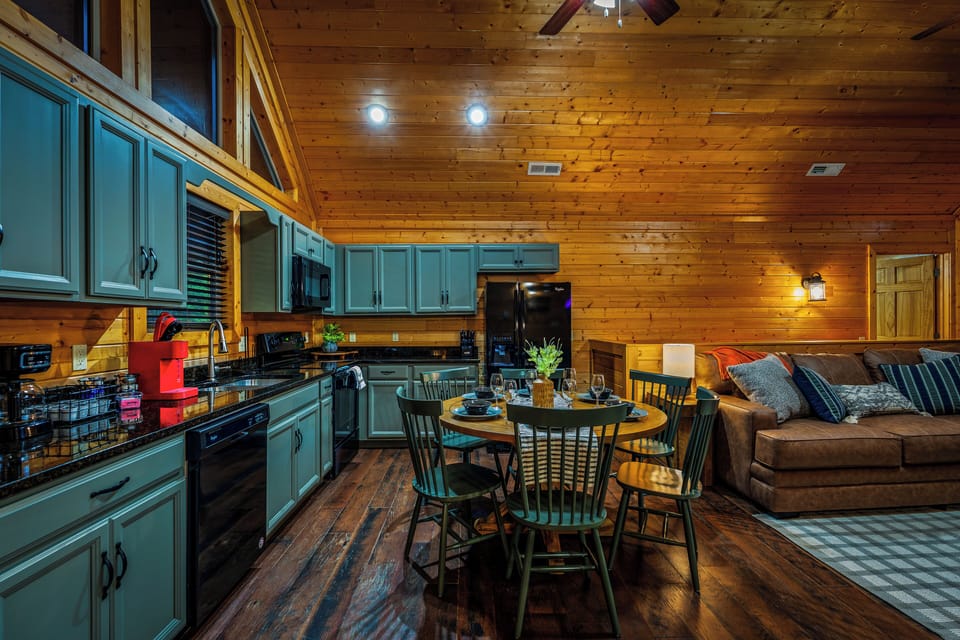 Fully equipped kitchen and coffee bar, a home chef's dream!