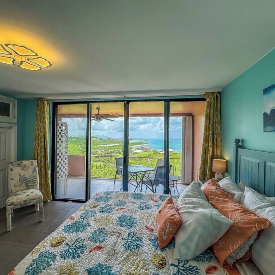 Master Bedroom Queen with a view of the sea and ensuite bathroom