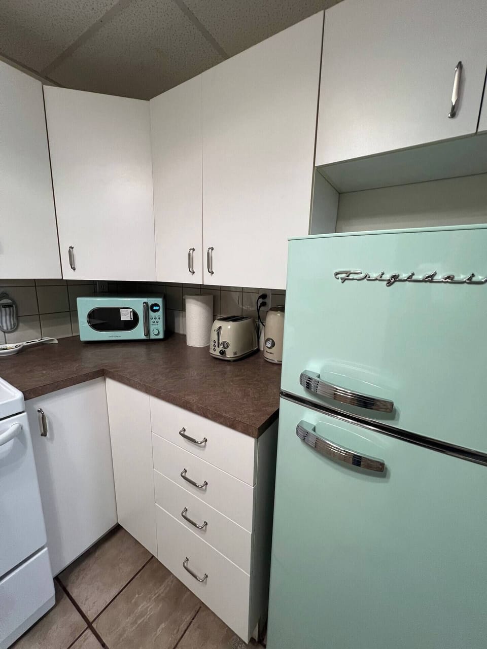 microwave, toaster & water kettle