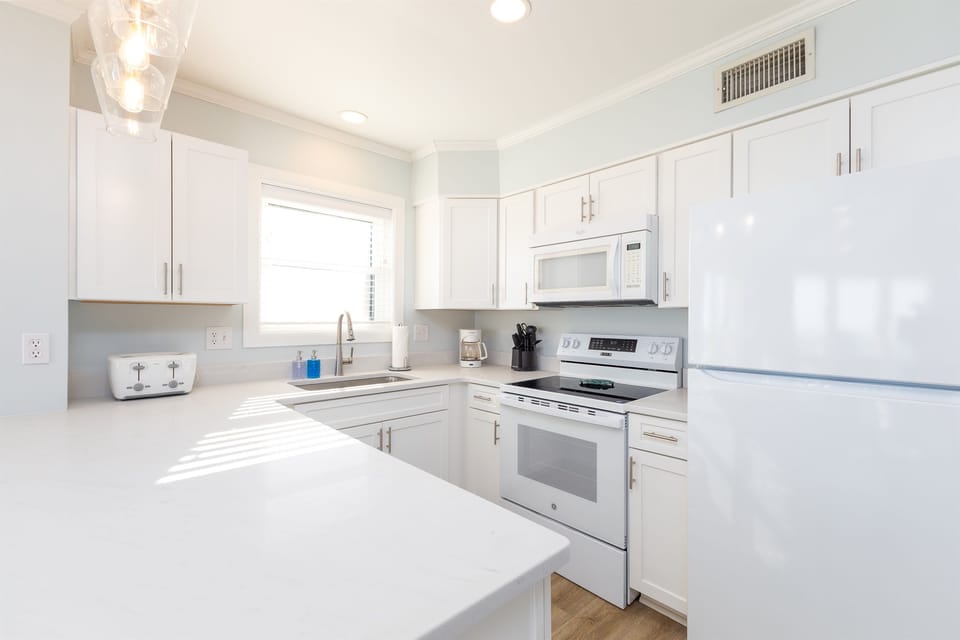 A modern and complete kitchen in shades of white
