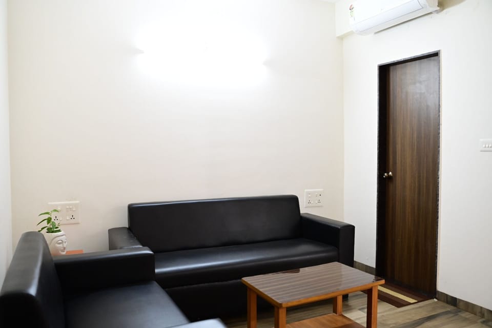 Grand Studio Suite, Hill View | Living area