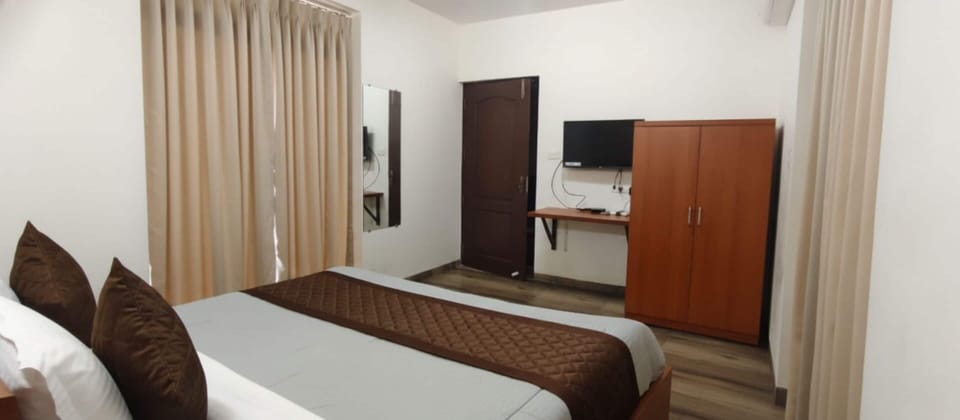 Grand Studio Suite, Hill View | Desk, laptop workspace, free WiFi