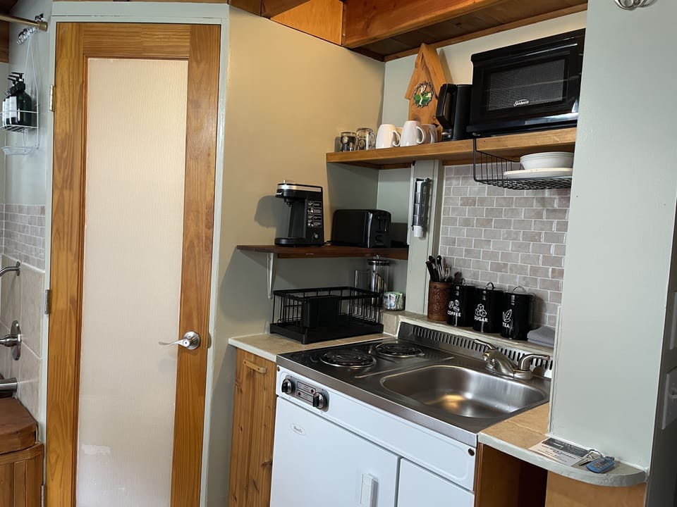Design Tree House, 1 Bedroom | Private kitchen | Coffee/tea maker, mini-fridge, microwave, cookware/dishes/utensils