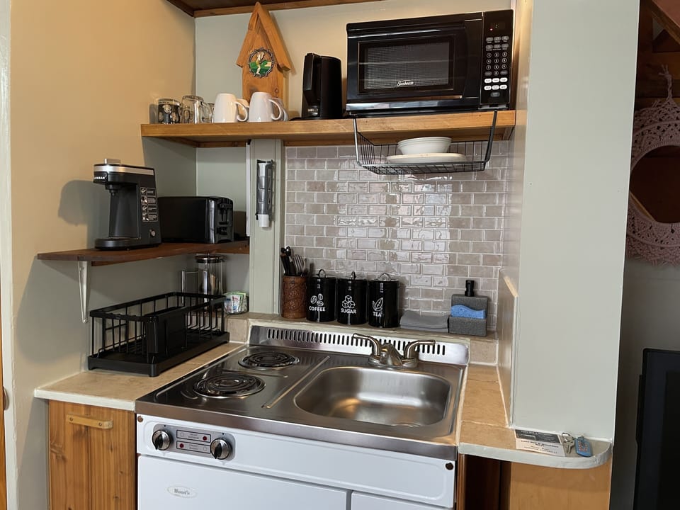 Design Tree House, 1 Bedroom | Private kitchenette | Coffee/tea maker, mini-fridge, microwave, cookware/dishes/utensils