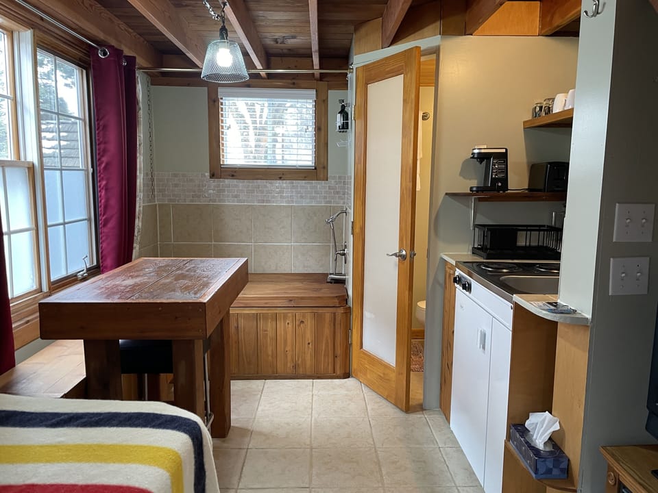 Design Tree House, 1 Bedroom | Living area | 32-inch flat-screen TV with satellite channels, TV, Netflix