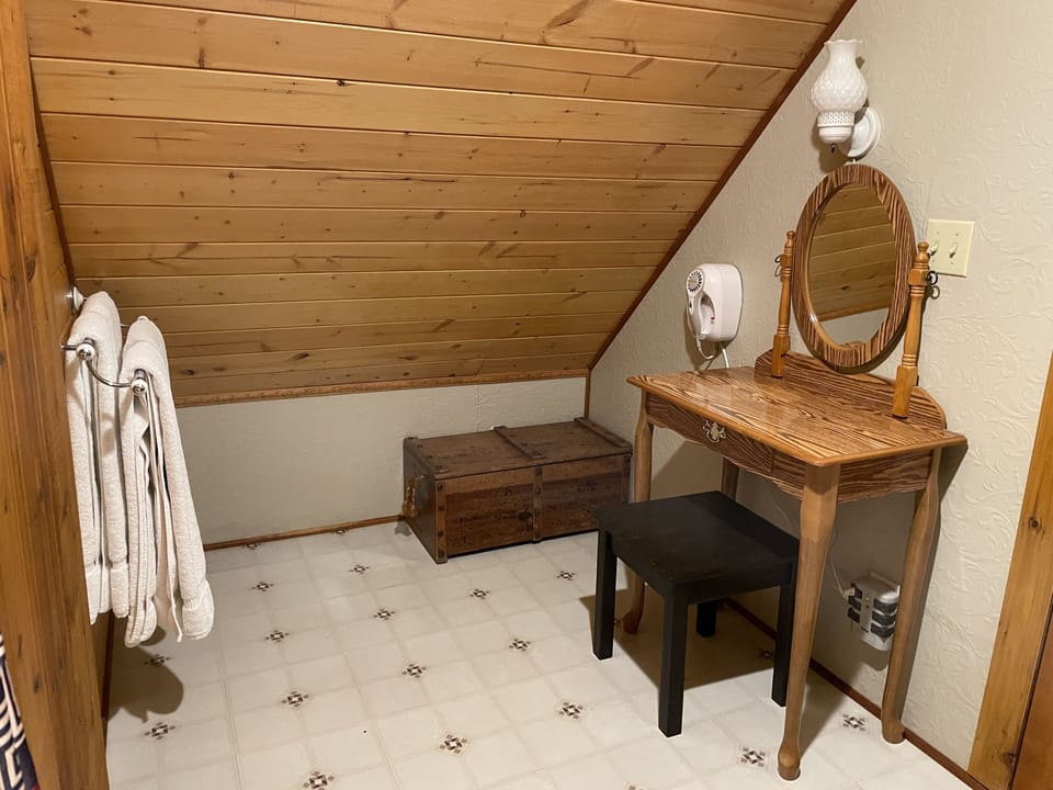 Classic Suite, 1 Bedroom | Bathroom | Free toiletries, towels