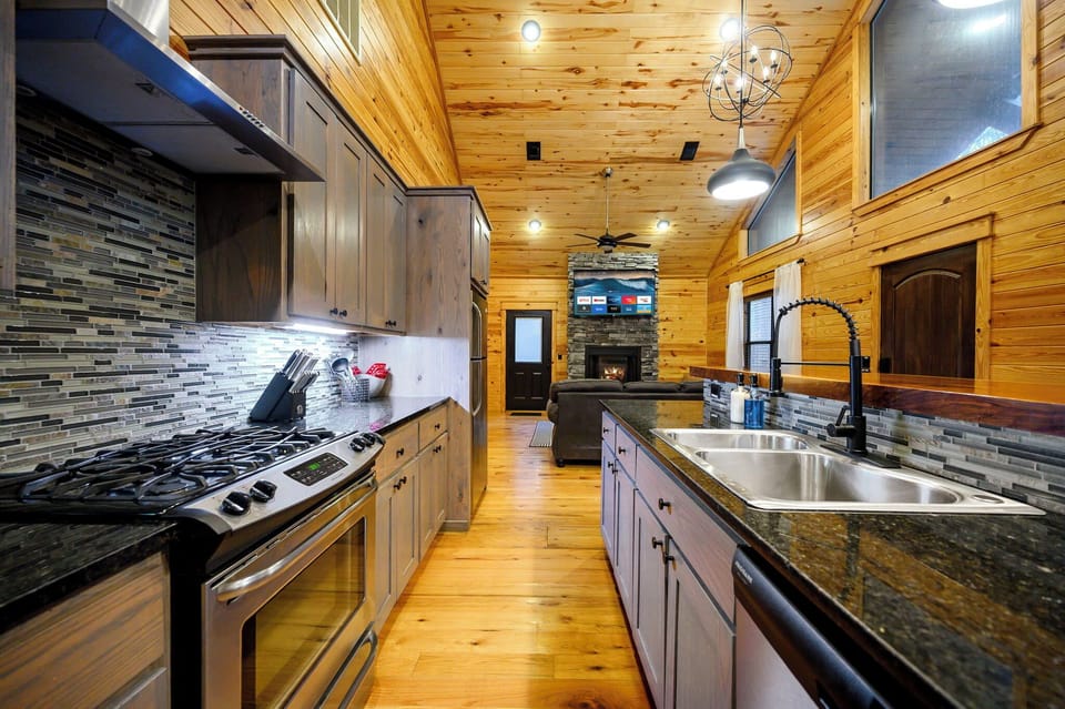 Fully equipped kitchen w/ dishes, cookware, KCup/drip/pour over, electric kettle