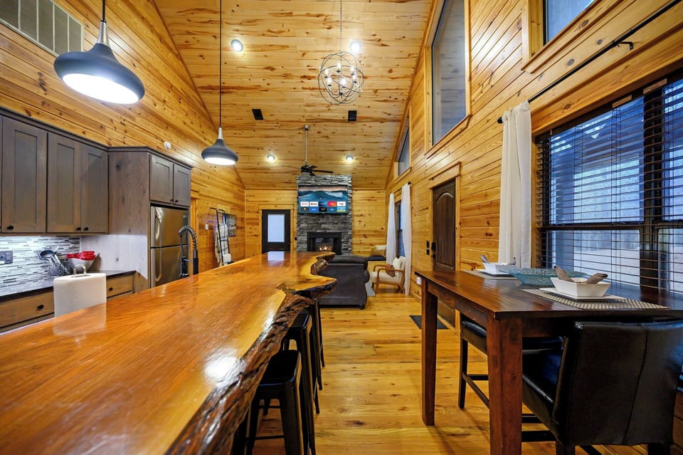 Open concept dining seats 6