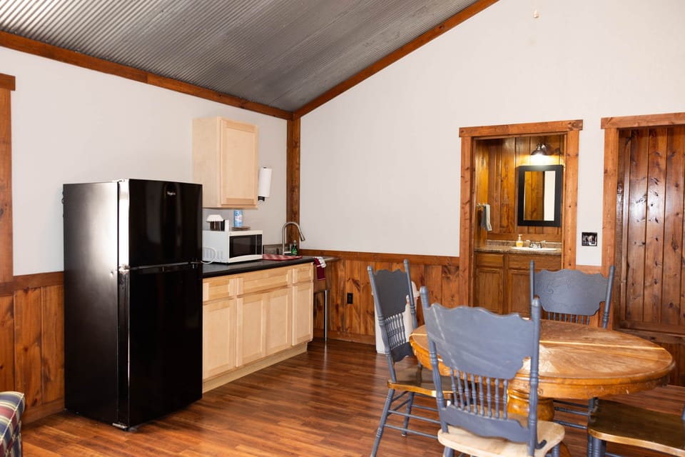 Kitchenette (no stove)