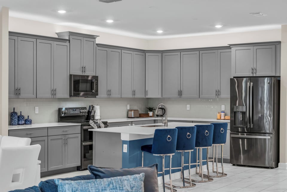 Fully equipped kitchen with dining space for large families and groups