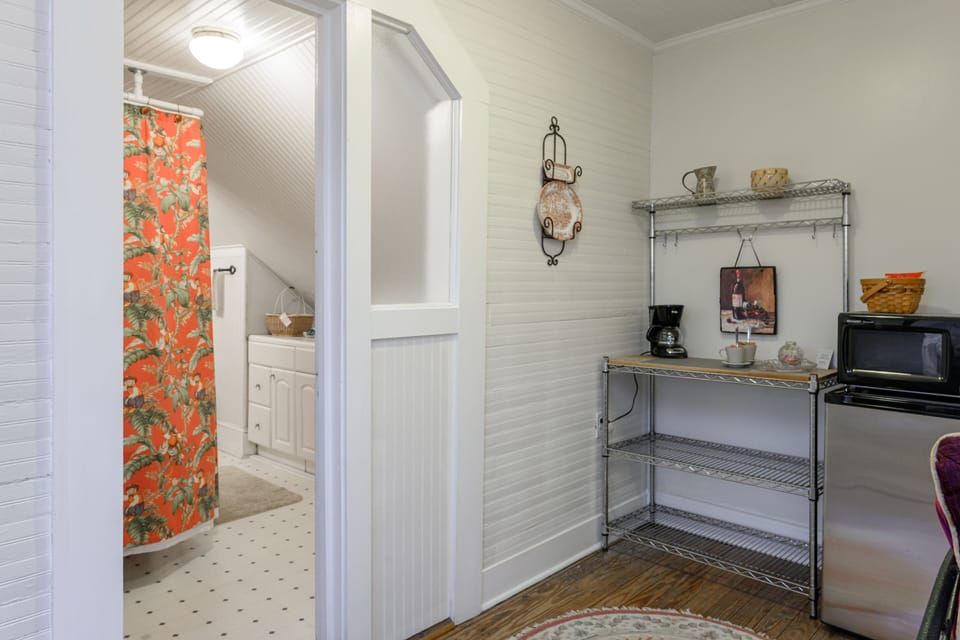Room (King 6) | Premium bedding, individually furnished, iron/ironing board, free WiFi
