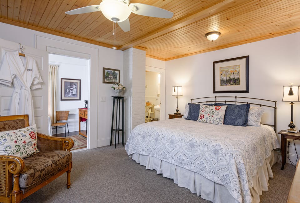 Room (King 2) | Premium bedding, individually furnished, iron/ironing board, free WiFi