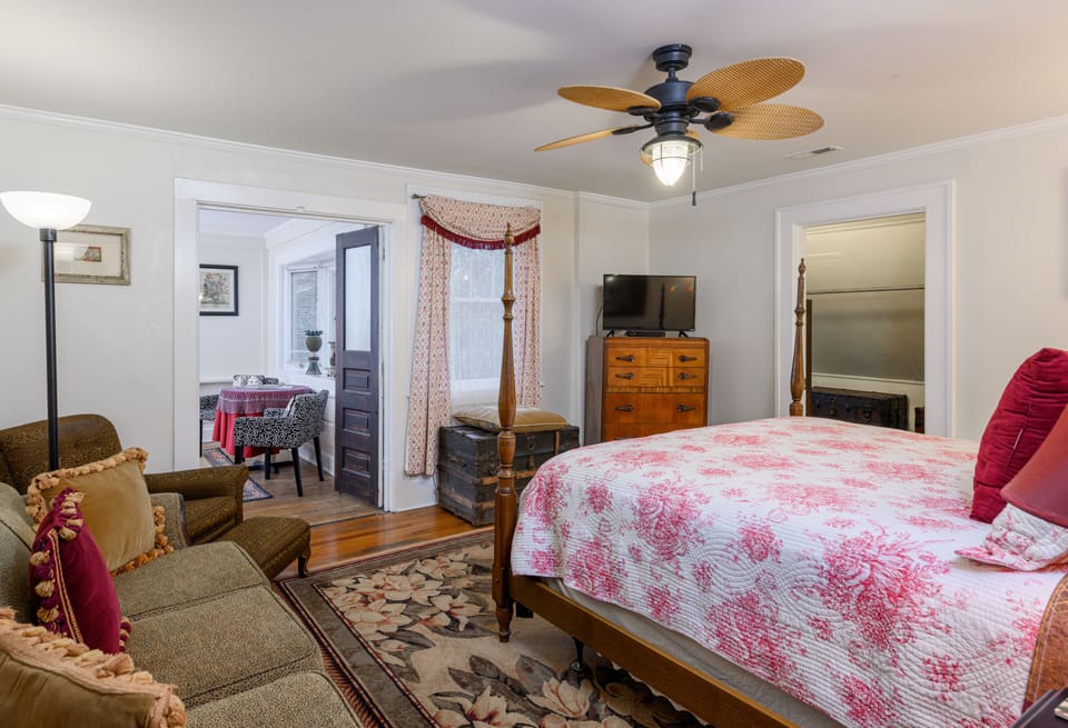 Room (King 6) | Premium bedding, individually furnished, iron/ironing board, free WiFi