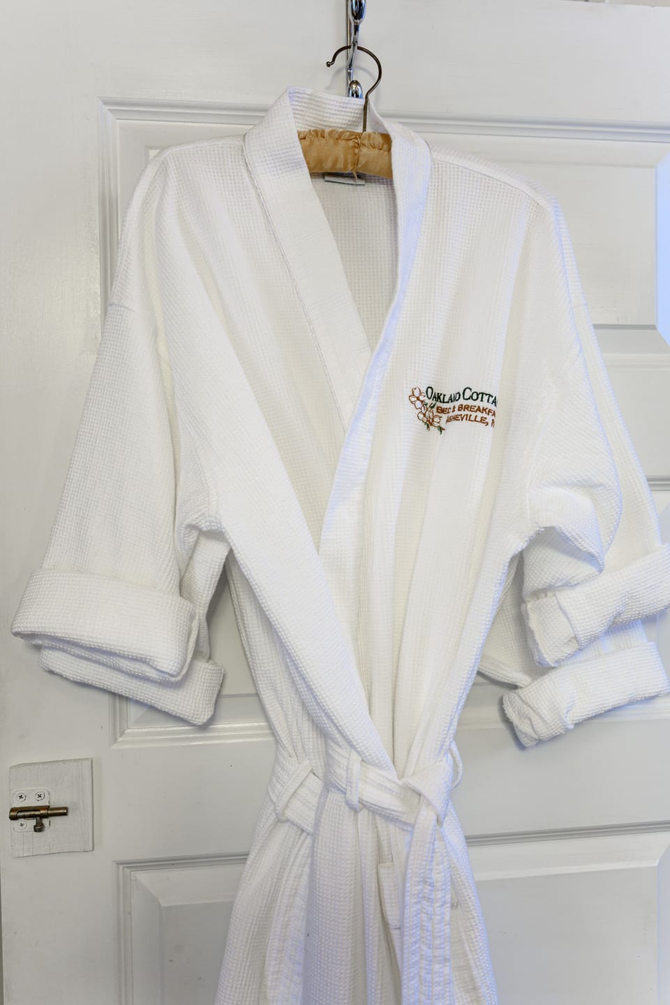 Combined shower/tub, free toiletries, hair dryer, bathrobes