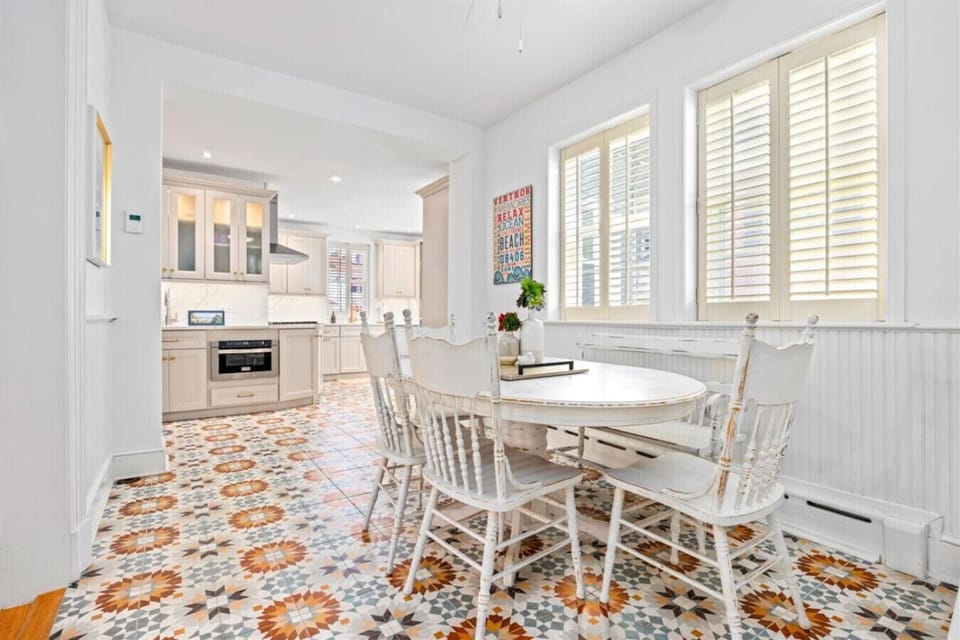 Breakfast Nook - Seating for 6