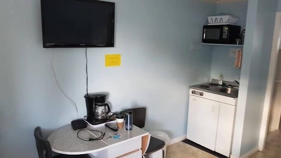 Room, Non Smoking, Kitchenette (Full Bed) | Private kitchenette | Coffee/tea maker, mini-fridge, microwave