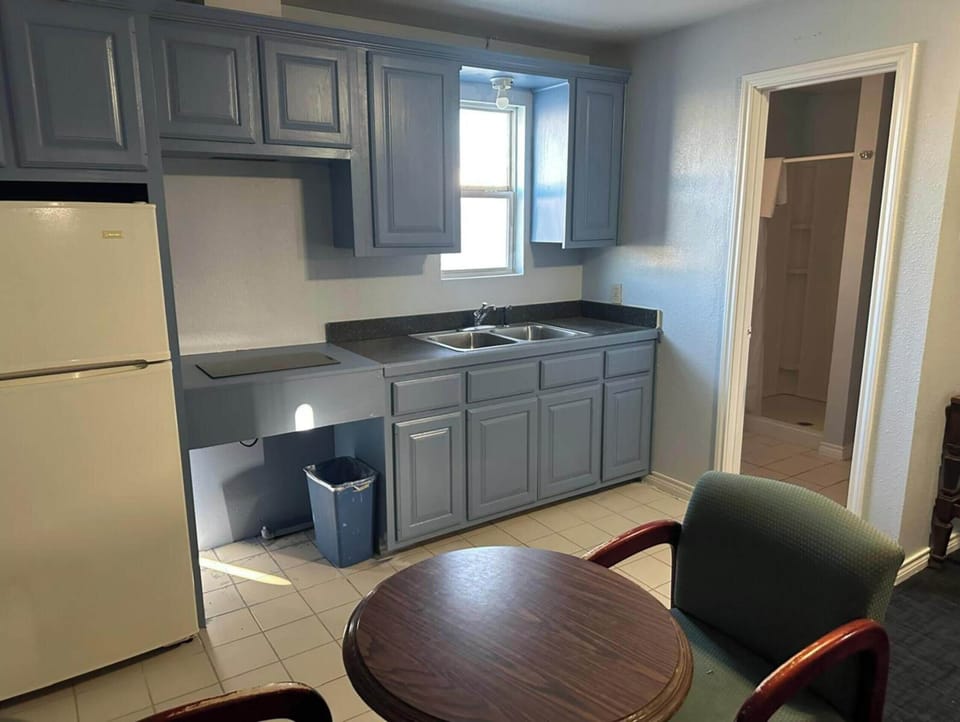 Room, 1 Queen Bed, Non Smoking, Kitchenette | Private kitchenette | Coffee/tea maker, mini-fridge, microwave