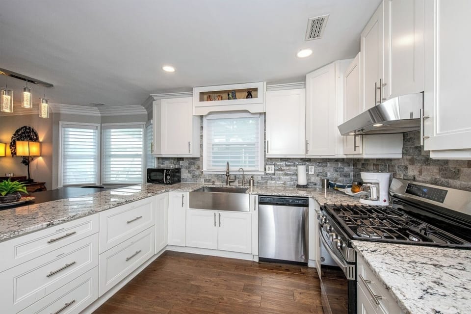 [Kitchen] ~ High-end appliances, Full size refrigerator, Stove, Oven, Microwave, Toaster, Coffee maker