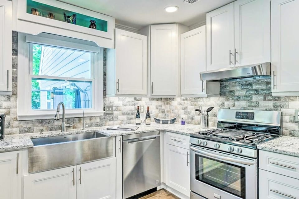 [Kitchen] ~ Dishwasher, Dishware, Flatware, Dining utensils, Essential cooking utensils, Stocked with basic supplies: paper towels, trash bags, etc.