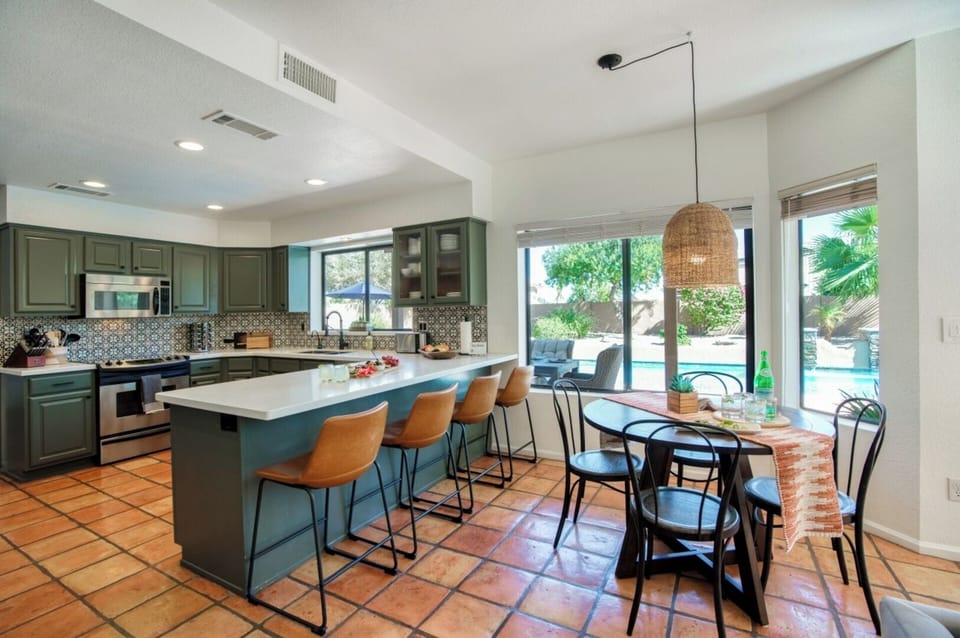 [Kitchen] ~  4-person breakfast bar, Cozy breakfast table for 4
