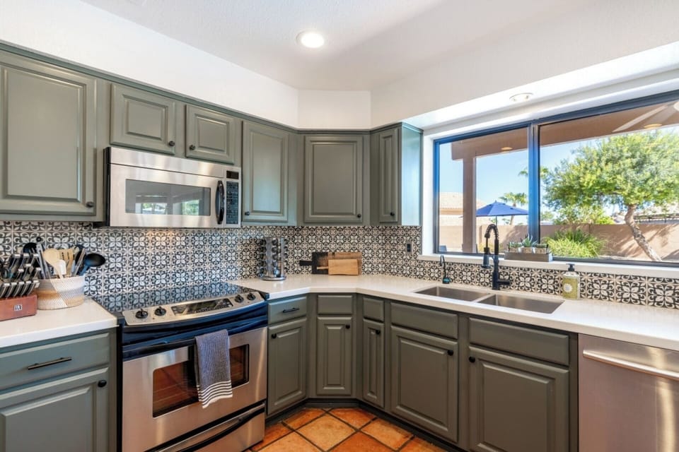 [Kitchen] ~  High-end appliances, Stove, oven, microwave, blender, toaster, electric kettle, Dishwasher, Dishware, flatware, and dining utensils, Essential cooking utensils, Stocked with basic supplies: paper towels, trashbags,etc