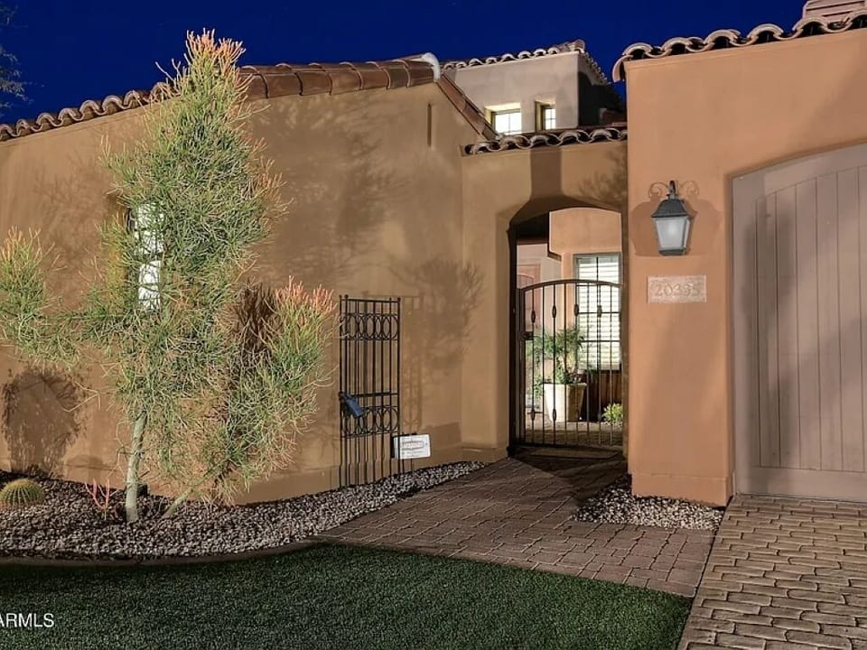 Casita has courtyard entry with parking available immediately adjacent