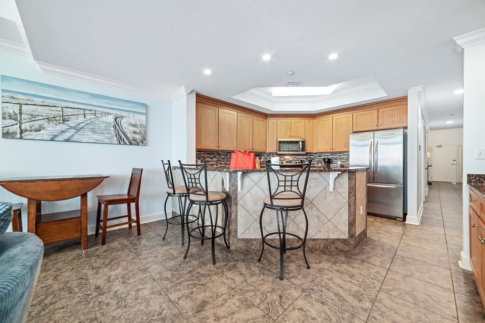 Breakfast bar and kitchen