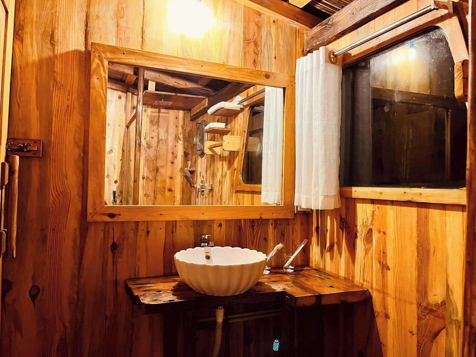 Bathtub, free toiletries, towels, soap