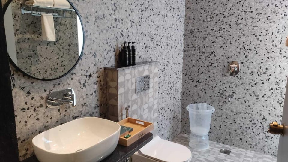Classic Room | Bathroom | Shower, hair dryer, slippers, towels