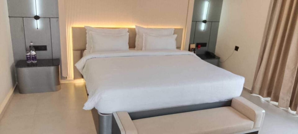 Grand Room | In-room safe, iron/ironing board (on request), WiFi (free)