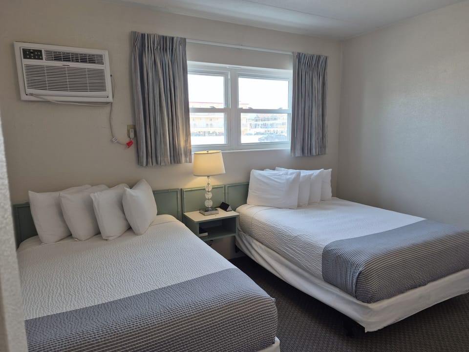 Deluxe Suite, Kitchenette (Oceanfront) | In-room safe, WiFi (free), bed sheets