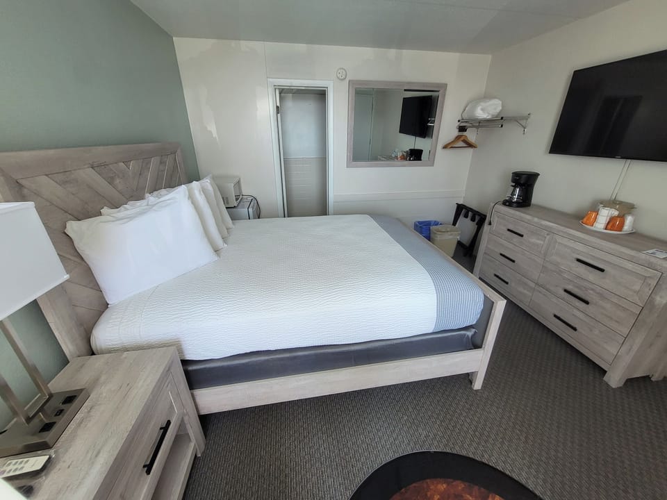 Standard Room, 1 Queen Bed (Oceanfront) | In-room safe, free WiFi, bed sheets