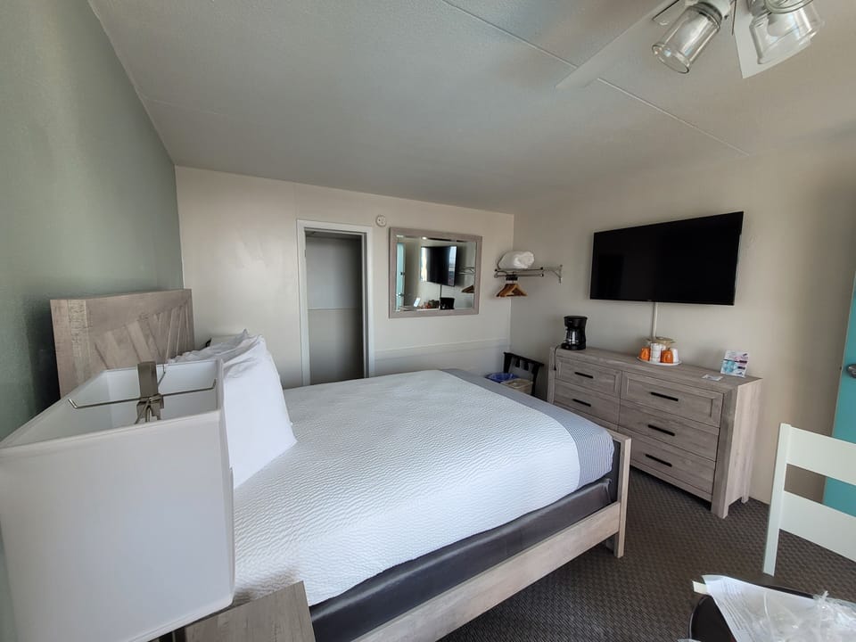 Standard Room, 1 Queen Bed (Oceanfront) | In-room safe, free WiFi, bed sheets