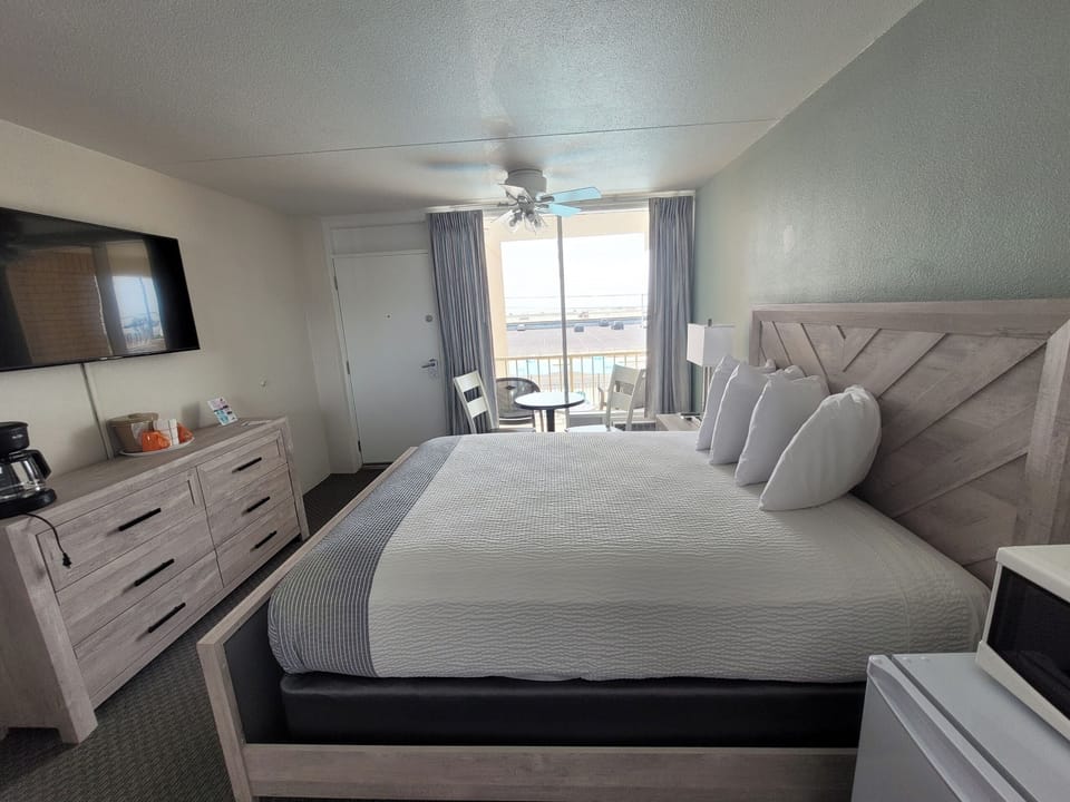 Standard Room, 1 Queen Bed (Oceanfront) | Living area | Flat-screen TV