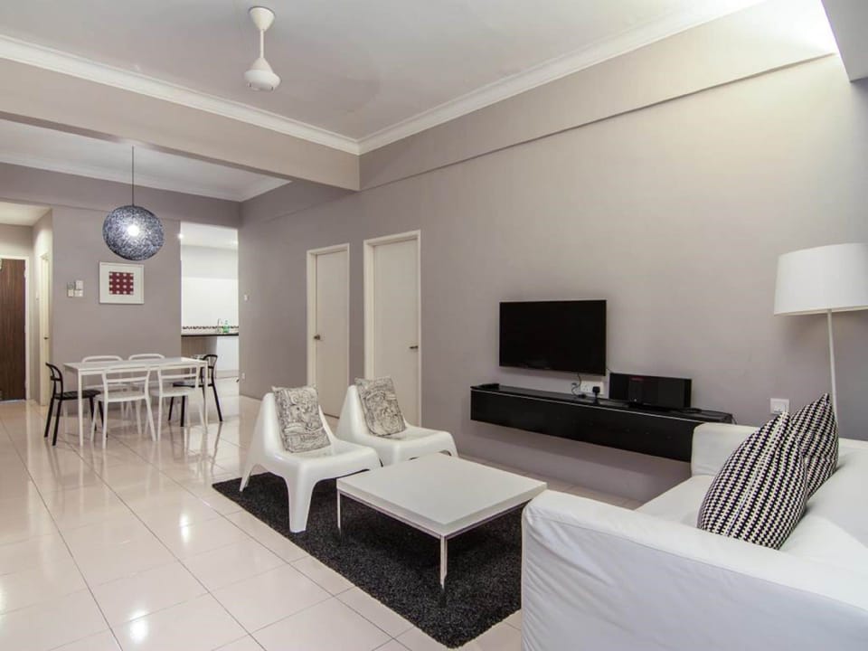 3-Bedroom Apartment Suite (2 Bathrooms) | Living area | 32-inch LED TV with cable channels, TV