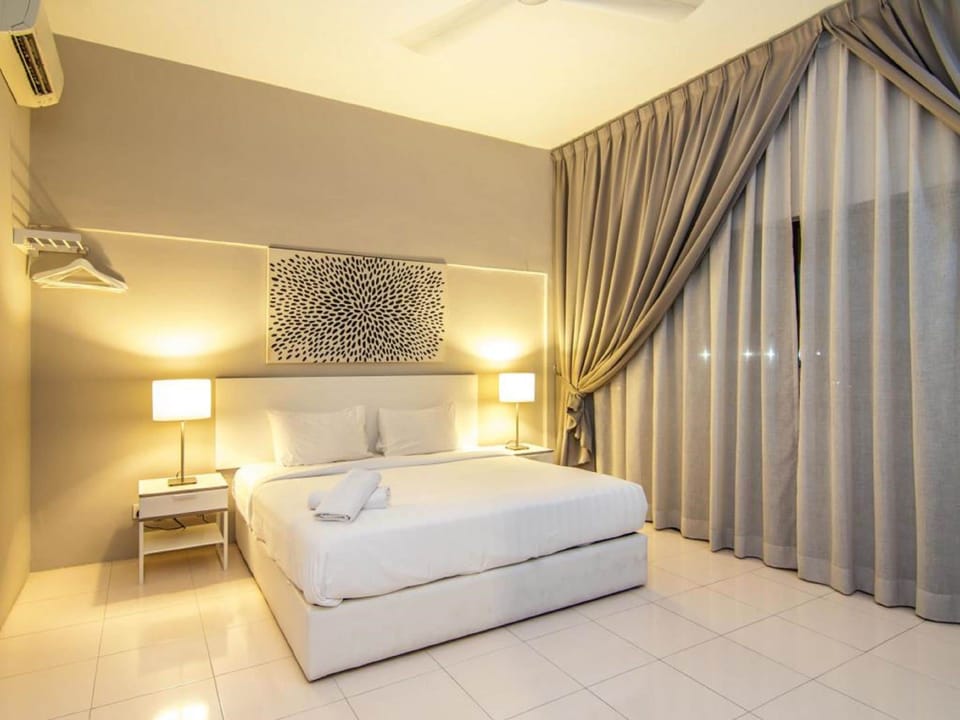 3-Bedroom Apartment Suite (2 Bathrooms) | Desk, laptop workspace, free WiFi, bed sheets