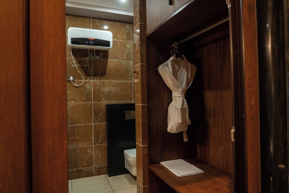 Jungle Retreat Elegant Room | Bathroom | Free toiletries, bidet, towels, soap